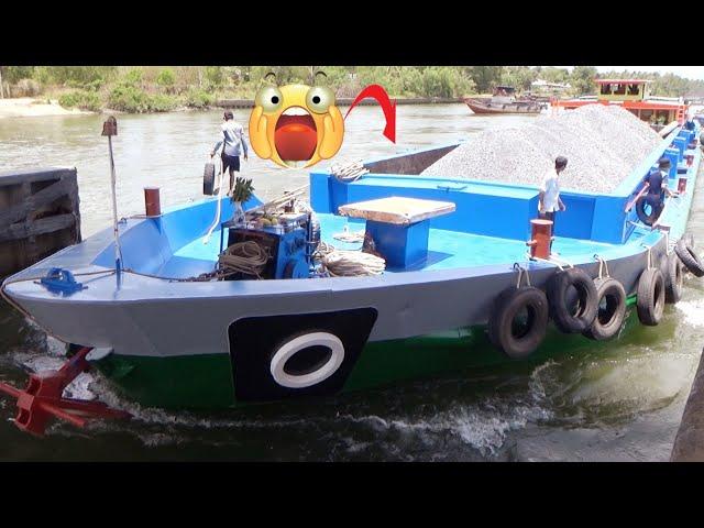 [802] The large barge passed through the dam gate very strongly and attractively