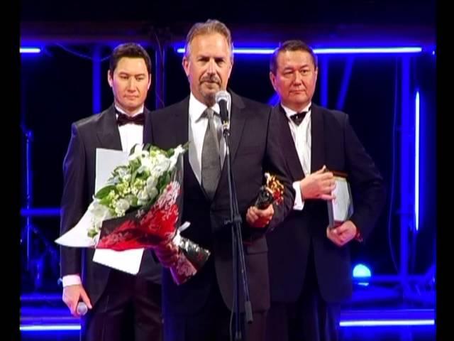 Как Кевину Костнеру в Алматы чуть не вывернули руку 2011