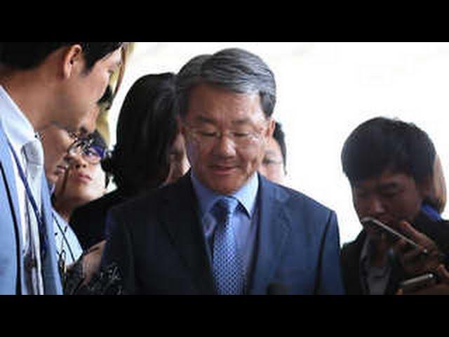 검찰, 홍만표 구속 기소…"현직검사 연루 수사중"