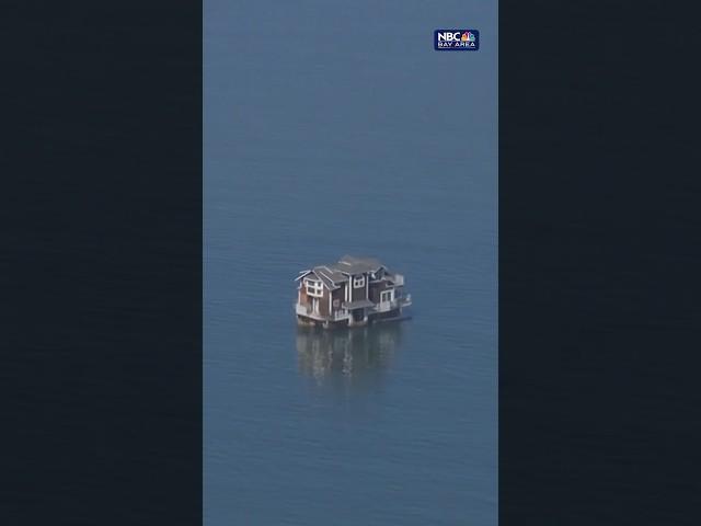 Two-story #houseboat moved from #redwoodcity to #sausalito • #bayarea