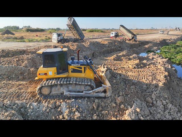 Great Action !! SHANTUI Bulldozer & 25Ton Dump Trucks Filling Soil On a Big Lake