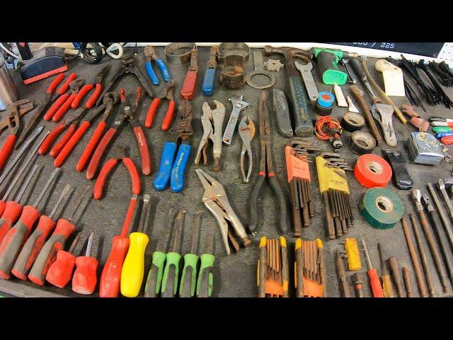 What Tools A PROFESSIONAL Mechanic CARRIES!