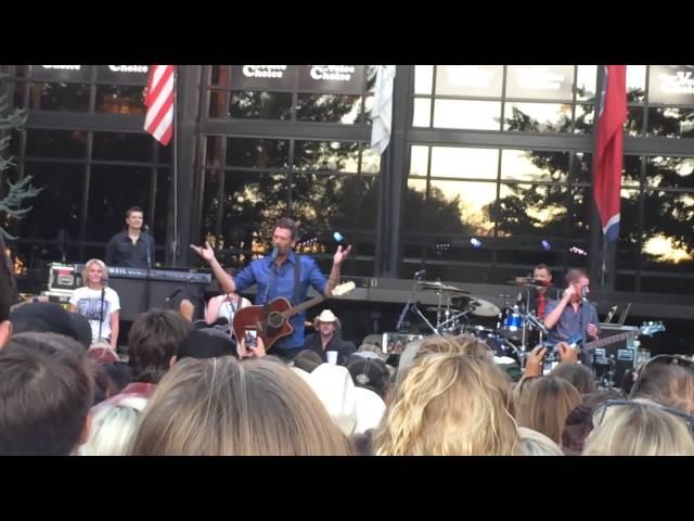 Blake Shelton gave us expert dating advice at Warner Music Nashville. "Pickin' on the Patio"