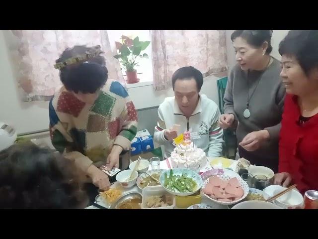 志愿者集体生日会，祝沈雁冰66周岁快乐身体健康，万事如意。