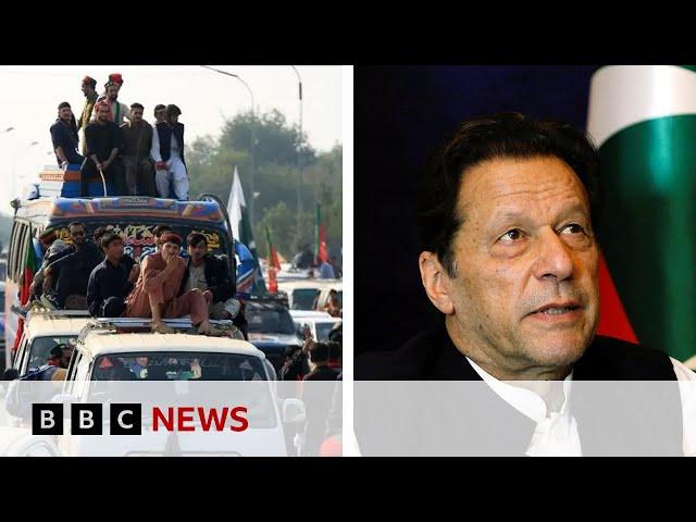 Thousands of Imran Khan supporters converge on Pakistan capital | BBC News