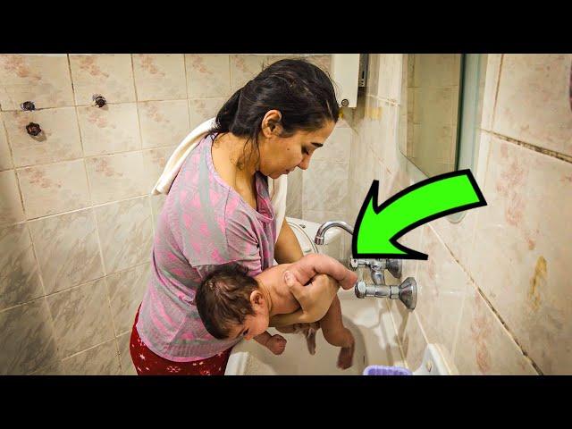 How to wash the child's feces under the water pipe? | Baby washing vlog 