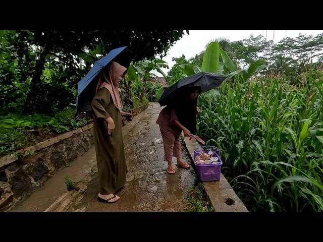 SUASANA SETELAH HUJAN DI KAMPUNG, UDARANYA DINGIN MENIKMATI MIE REBUS HANGAT