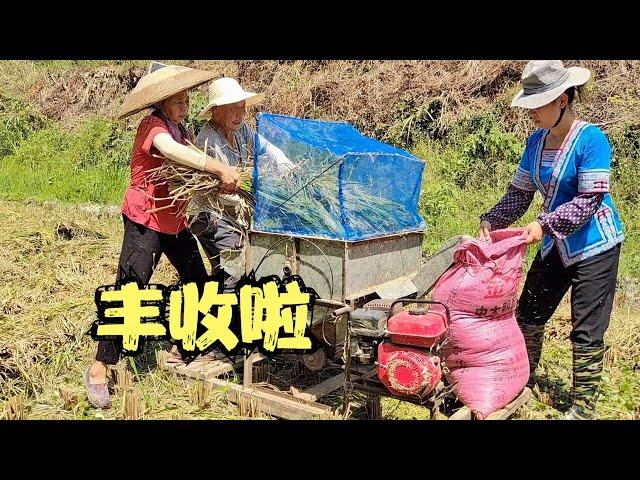 忙完店里的生意，娜姐和雨锅划拳分工，赶回家和公公婆婆收稻谷