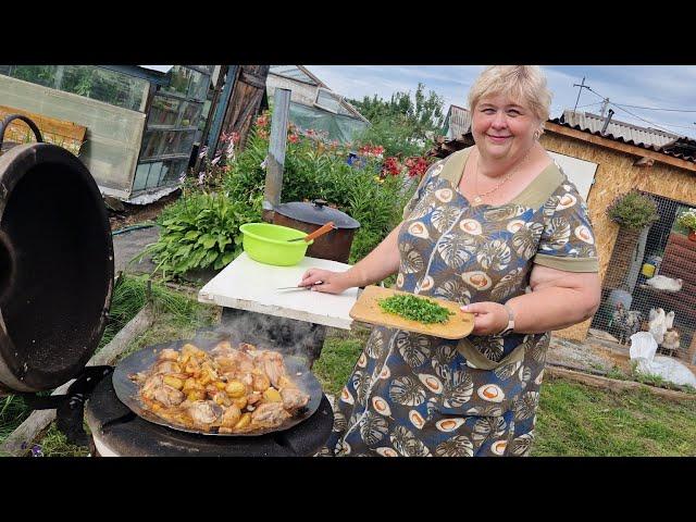 Обед на садже и с дымком получается всегда вкусно.Каждый занимается своей работой.