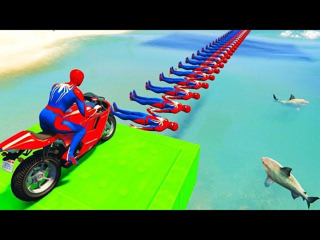 الأبطال الخارقين على دراجة نارية على ج - Superheroes on a motorcycle ride on the bridge of spiderman