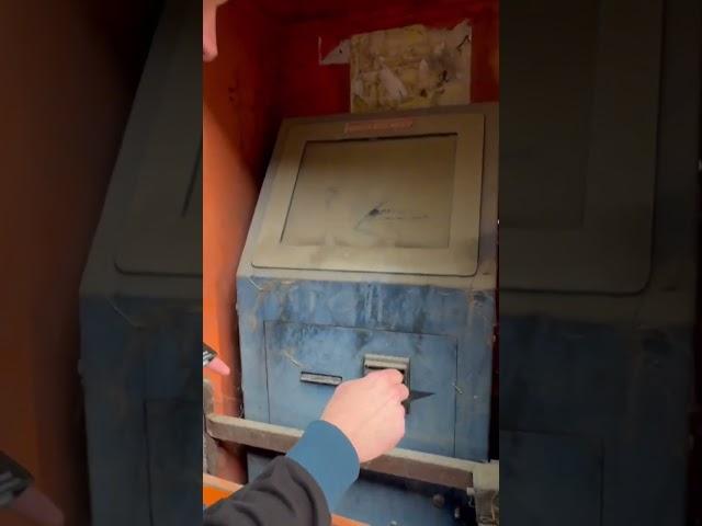 Нашли Заброшенный банкомат, деньги снять почти удалось )) #инвестор #банкомат #банк #деньги