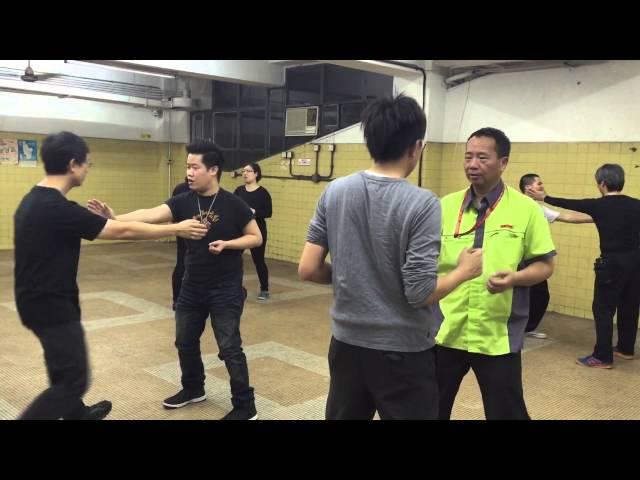 馮震師傅到九龍巴士廠￼教授詠春拳「拍手鏟頸」對練