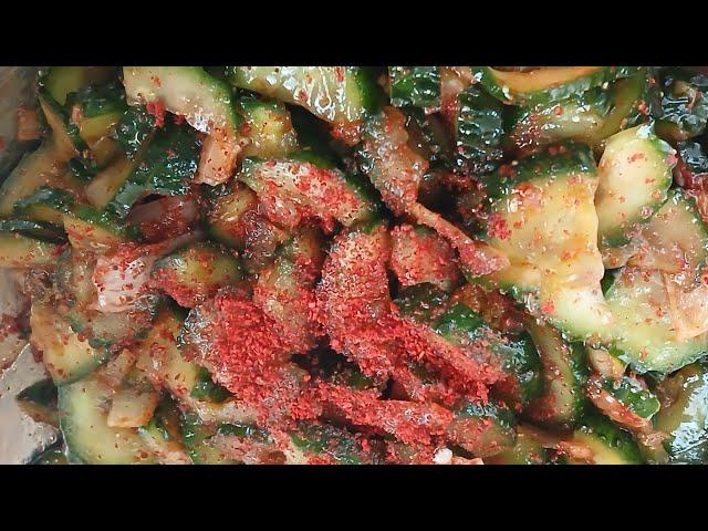 Как приготовить вкусный салат из огурцов?