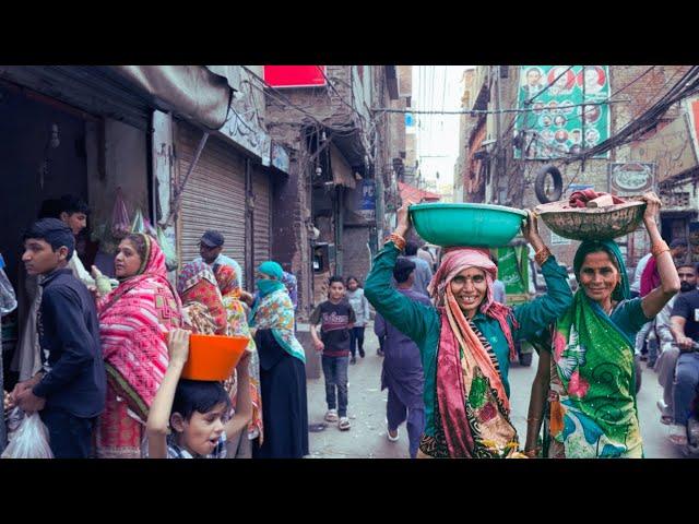  Lahore, Pakistan: Bhati Gate Walking Tour & Captions