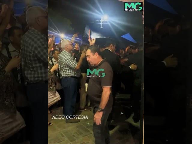 El hermano del Director Mauricio Arriaza Chicas brinda palabras a los presentes