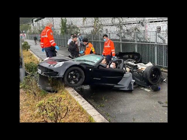 【衝撃映像】高速で走行した車が電柱に衝突！！車は大破！