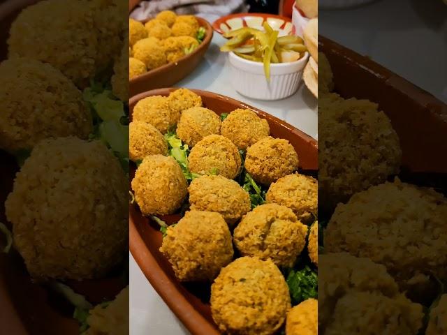 Пробуем фалафель и Карак чай в арабском кафе  ОАЭ  Falafel in an Arabic cafe  UAE  #shortvideo