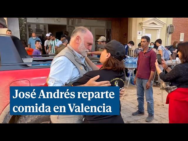 El chef José Andrés reparte comida en Valencia