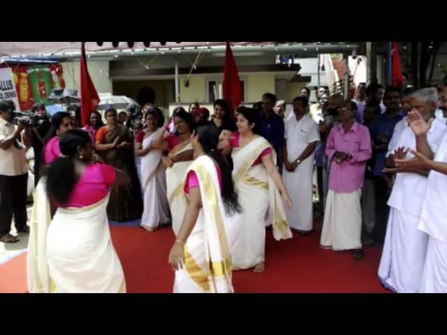 Women Play Thiruvathira, Demanding Repair of Panchayat Road | Manorama Online