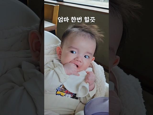 손가락 와구와구먹다가 엄마한번 힐끗  #존귀탱 #아기 #육아일기 #cutebaby #두두일상 #귀여운아기 #육아일상