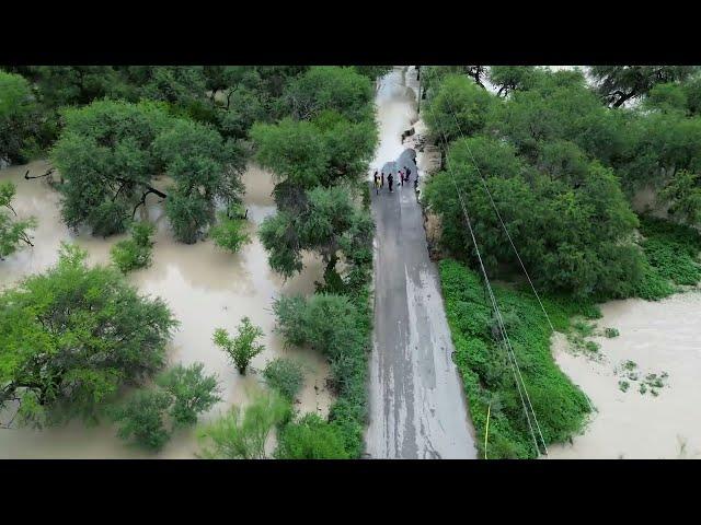 Gran corriente de agua sobre la carretera a La Rinconada