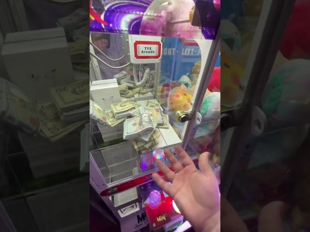 How to Beat The Claw Machine Everytime  #shorts #arcade #clawmachine #lifehacks