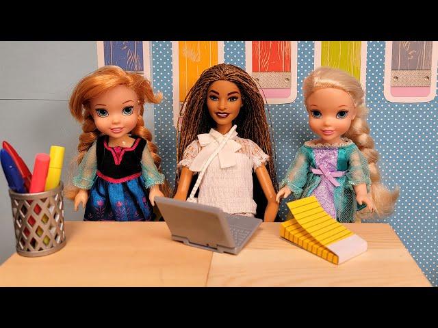 New kid in class ! Elsa & Anna toddlers - back to school 2021 - Barbie is teacher - new students