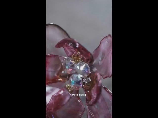 can we just say these flowers are so shiny and so beautiful @nelconeco  #flowers #diy #resinart