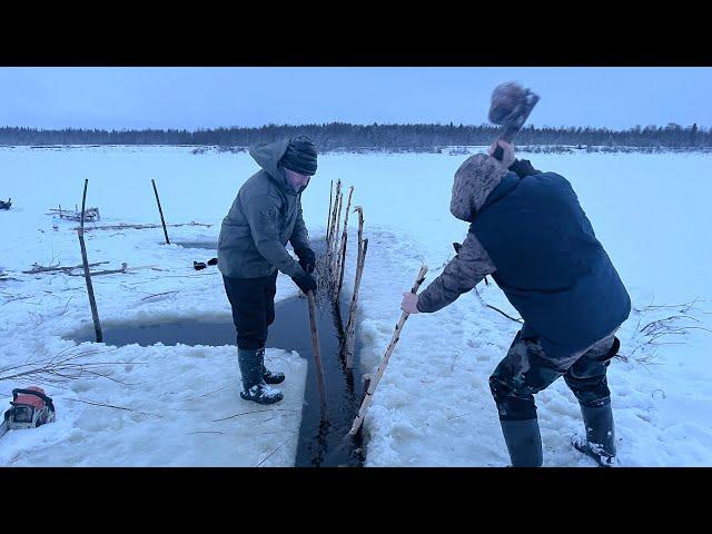 Фитиль зимой ставим на налима / Брат пришел на помощь / Рыбалка на Крайнем Севере