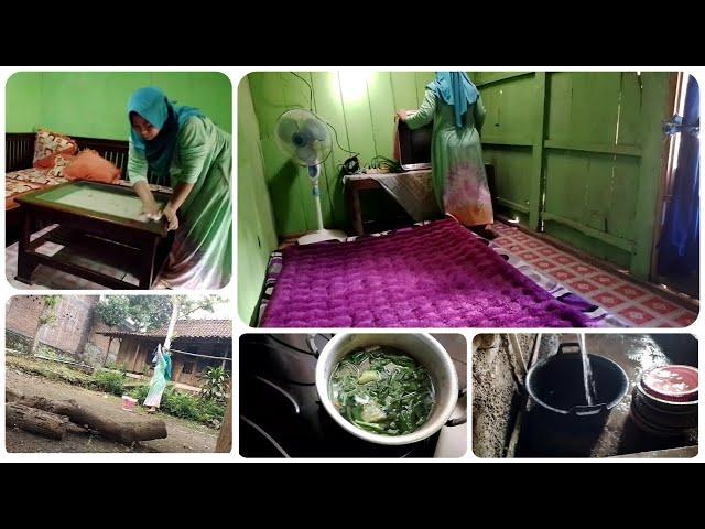 Rutinitas ibu rumah tangga yang tinggal hidup sederhana di Desa