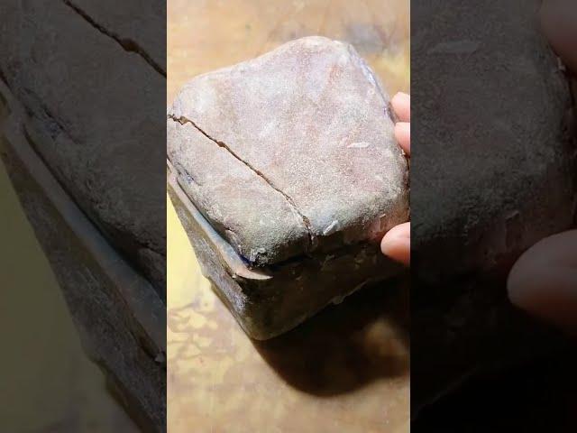 翡翠賭石：地攤一塊不起眼的翡翠原石，半年沒賣掉！一男子路過順手買下，一刀切開後老闆抱著大腿不讓走！