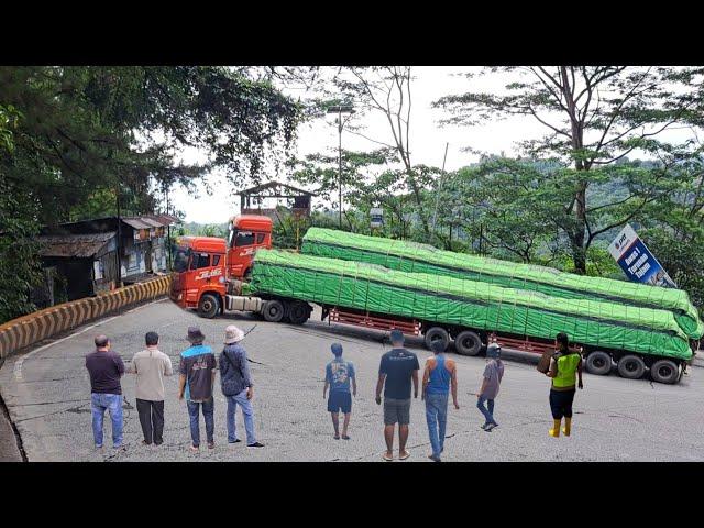 Bikin Pusing Sopir‼️ Drama Konvoi 5 Unit Truk Trailer Super Panjang Tergelincir di Sitinjau Lauik