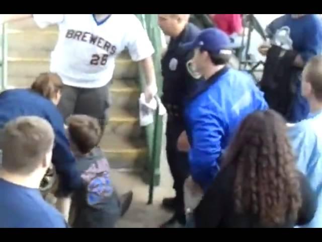 Młody najebkowiczz na meczu Baseball'a :) / Drunk Kid In Baseball Game