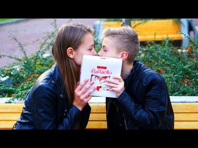 Первое СВИДАНИЕ...Папа СЛЕДИТ за мной!First date with a classmate ... Dad is watching me!