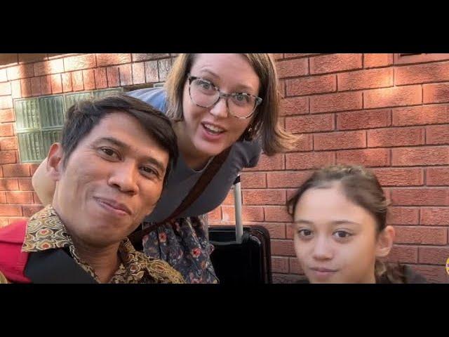 Gaji Youtube The Sudarmanto Family di video  Akhirnya Bisa Pulang Ke Indonesia Bersama Istri Bule