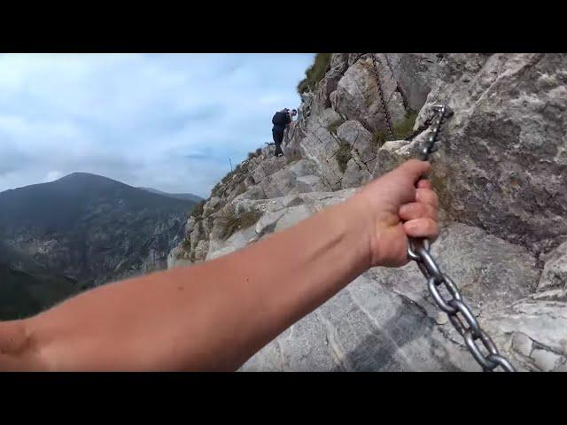 Giewont wejście  z gimbalem w ręce. Widok w przepaść. The view of abyss. 4K