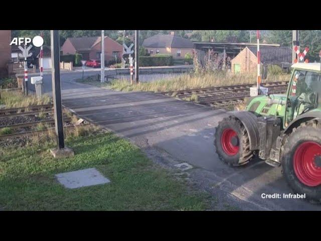 Belgio, un treno si schianta contro un autoarticolato al passaggio a livello