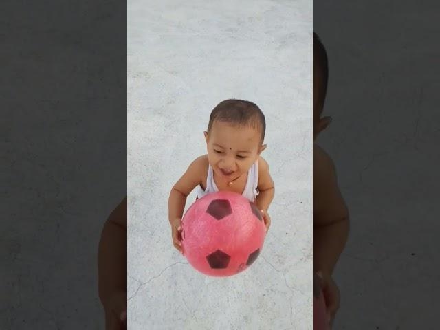 1 वर्षाचा vihaan ball सोबत खेळताना बघा किती खुश आहे#shorts #1yearoldbabyactivity #worldofvihaan