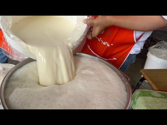 Thailand's Most Delicious Fresh Soy Milk - Thai Street Food