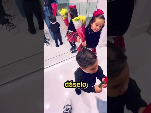 A JUANITO TAMBIÉN LE GUSTA LAS FLORES ️ | #jukilop #shorts #viral