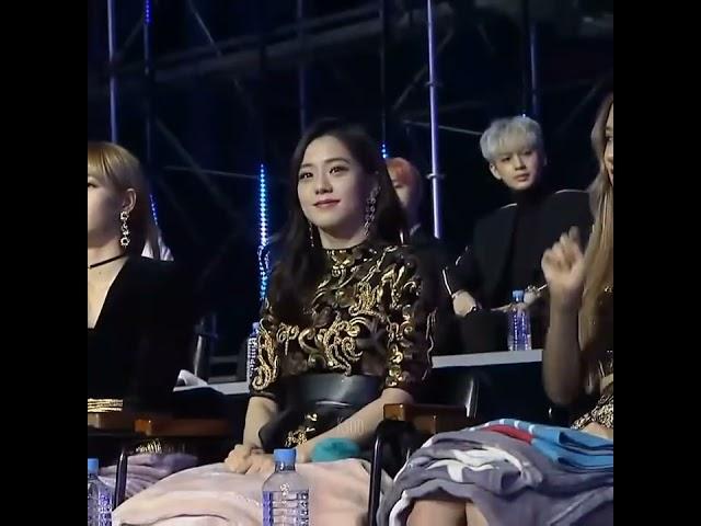 V reaction when jisoo appeared on screen  #jisoo #kimtaehyung #vsoo #taesoo