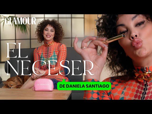 Daniela Santiago: ¿Qué lleva en el neceser la protagonista de “Veneno”? | Glamour España