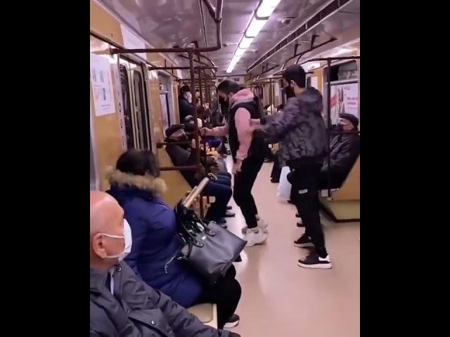 Bakı metrosunda gənclərin elədiyi zarafat