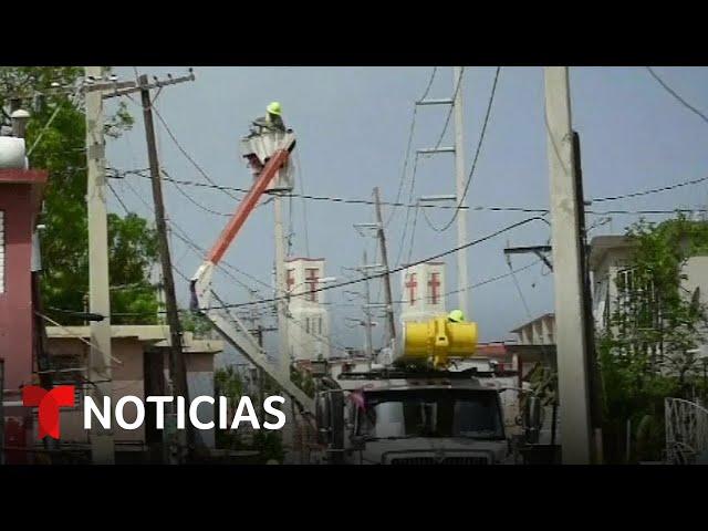 Abandono y huracanes mantienen a la red eléctrica boricua al borde del colapso | Noticias Telemundo