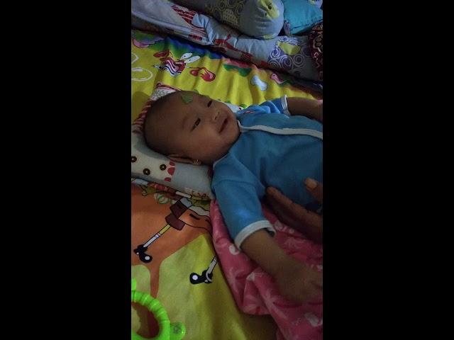 PERKEMBANGAN BAYI 3 BULAN (BAYI KETAWA TERBAHAK2)