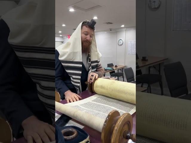 Reading from the #torah in ancient biblical tune #bible