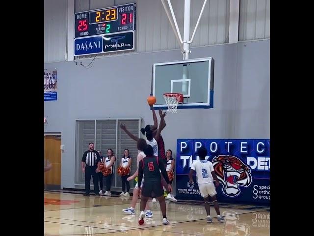 A nice pass from Demarcus King (5-10 ‘26 G Lafayette) to Jaylan Campbell (6-6 ‘25 F/C) for the 2.