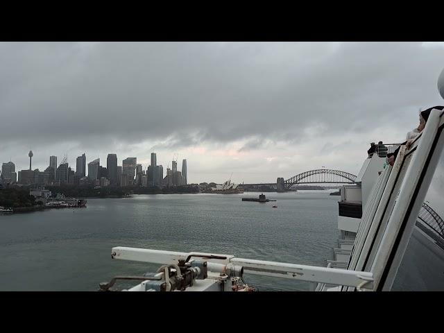 COMING INTO SYDNEY AUSTRALIA CARNIVAL SPLENDOR SEPTEMBER 30 2022 ALONGSIDE P&O CRUISE SHIP