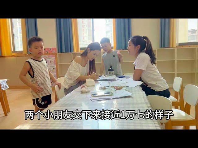 孩子都在私立幼儿园读书，学费交了接近17000，小冉也有点遭不住