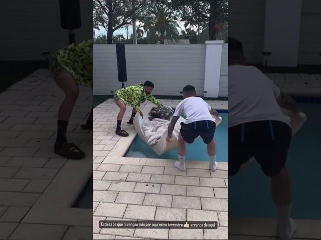 Ovi tira al  alíen para la piscina  #corridos #cuba #humor #trap #miami #foryou #ovi #alien